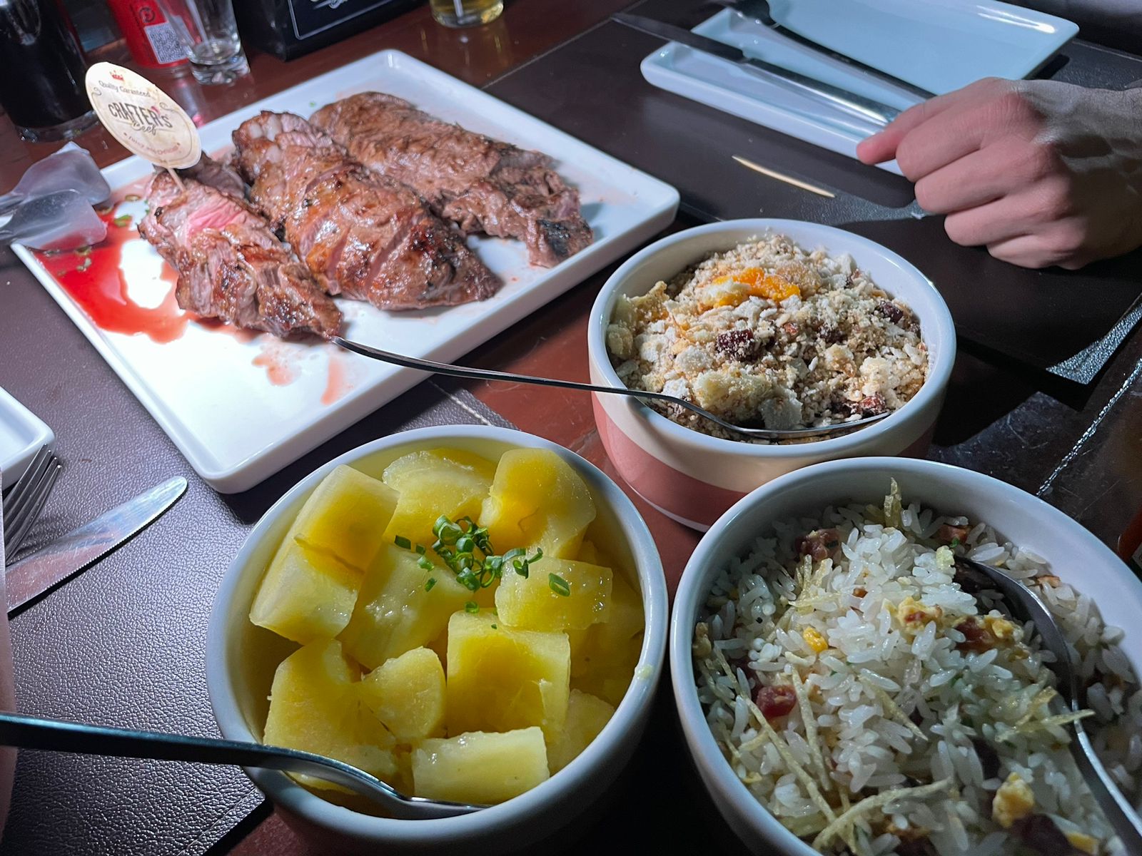 O jantar no Crafters Beer & Beef oferece cortes especiais de carne de Zebu O jantar no Crafters Beer & Beef oferece cortes especiais de carne de Zebu