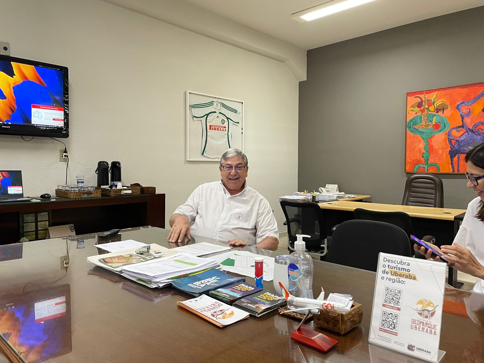 O secretário de Turismo de Uberaba, Sr. Rui, recebeu os convidados na sede da secretaria O secretário de Turismo de Uberaba, Sr. Rui, recebeu os convidados na sede da secretaria