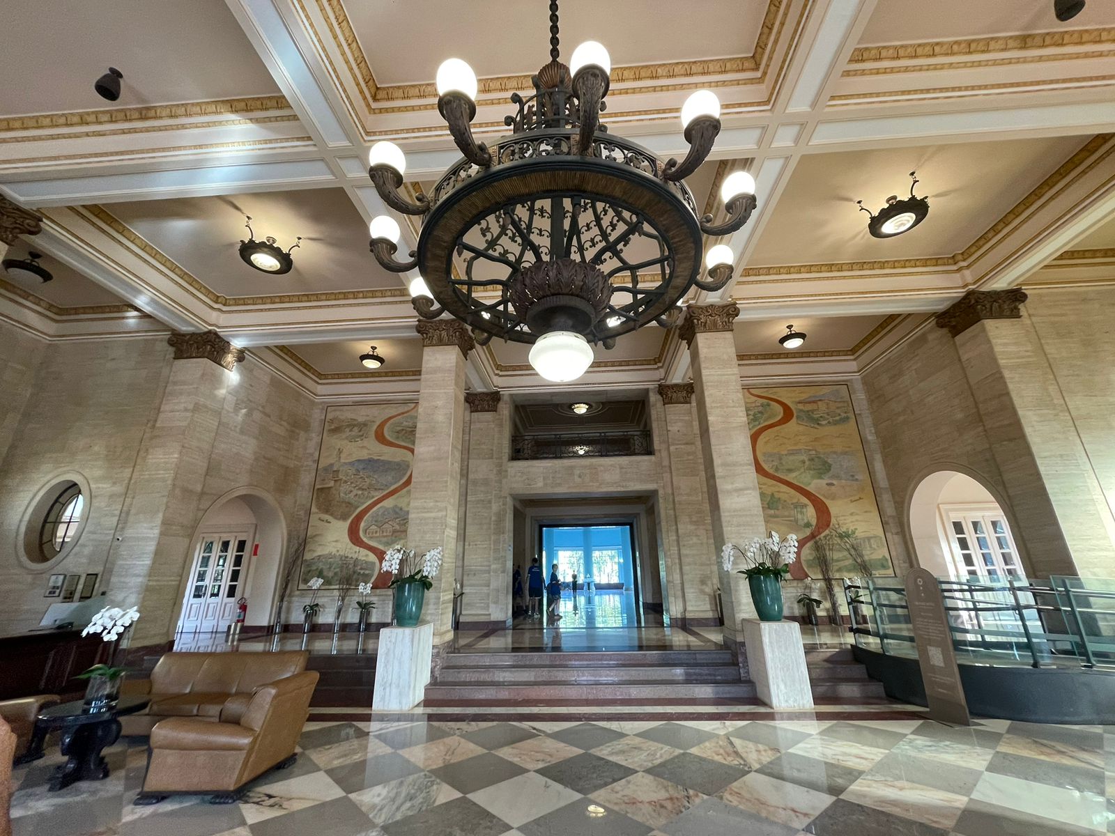 Na recepção do Grande Hotel já é possível ver a vasta curadoria de arte e artefatos históricos preservados desde a construção do hotel Na recepção do Grande Hotel já é possível ver a vasta curadoria de arte e artefatos históricos preservados desde a construção do hotel