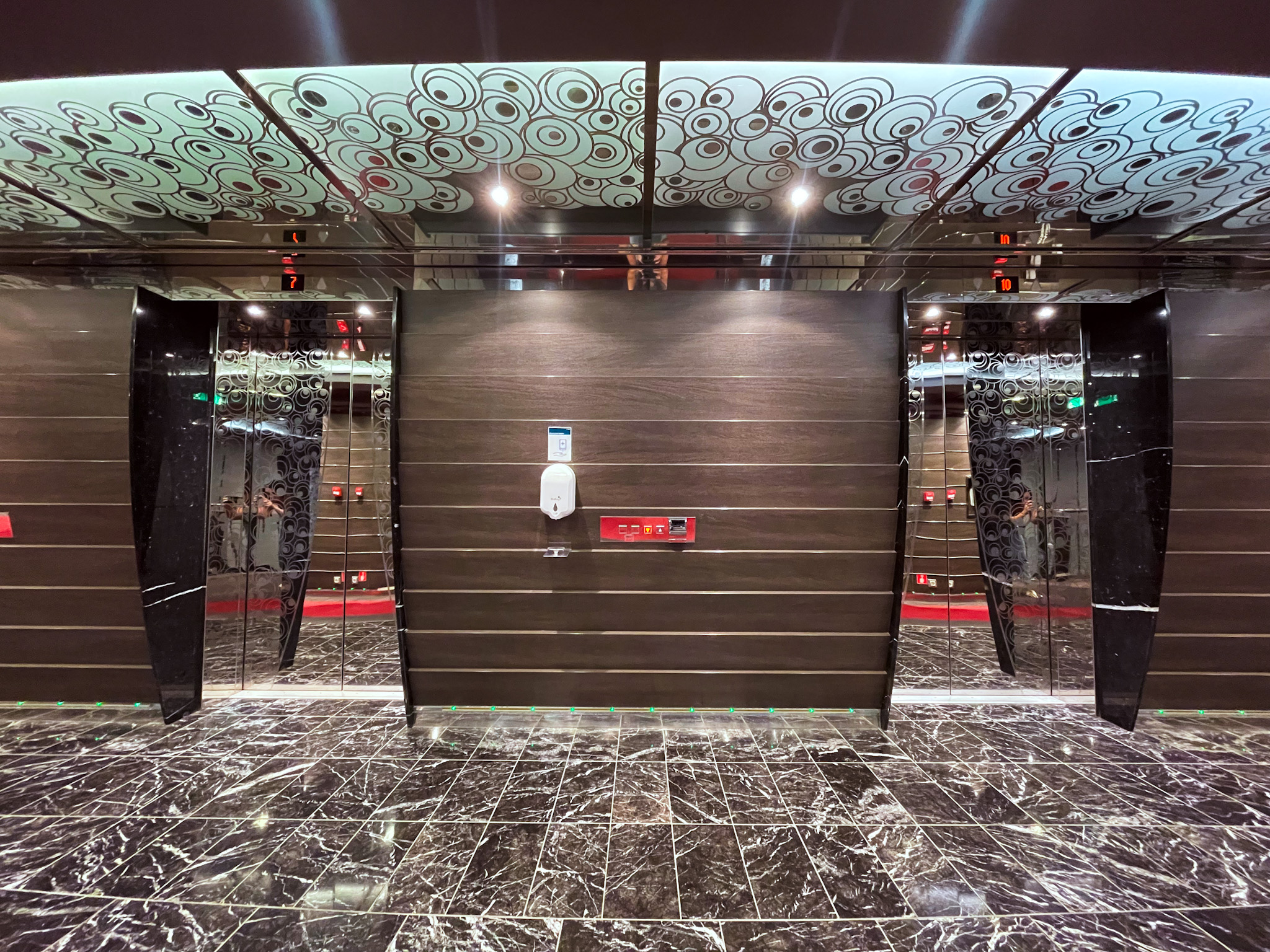 A área dos elevadores, assim como todo o navio possui uma decoração suntuosa A área dos elevadores, assim como todo o navio possui uma decoração suntuosa