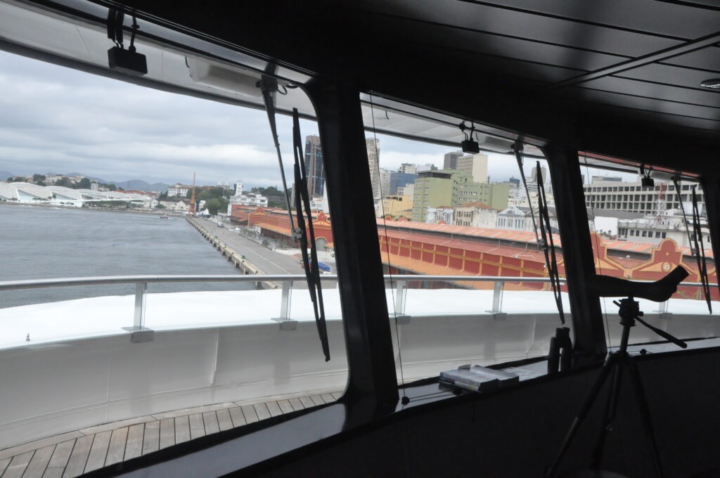 Armazéns do Porto do Rio a partir da cabine de comando do Scenic Eclipse Armazéns do Porto do Rio a partir da cabine de comando do Scenic Eclipse