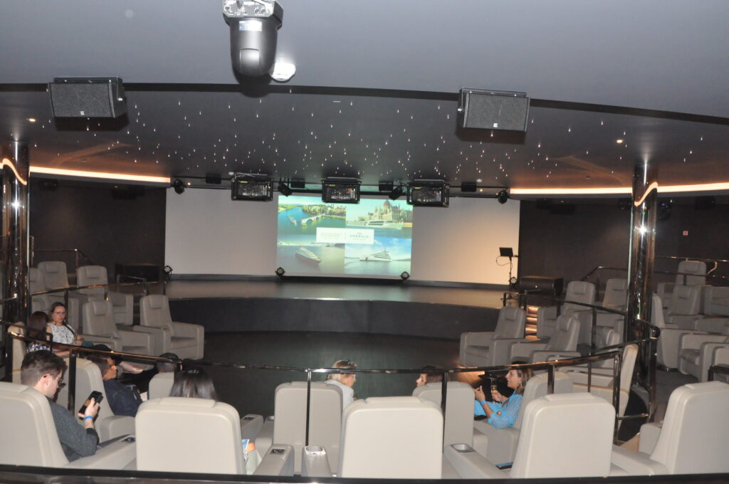 Auditório para shows, palestras e informaçõs com capacidade para 228 hóspedes Auditório para shows, palestras e informaçõs com capacidade para 228 hóspedes