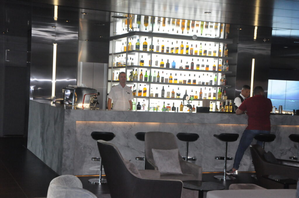 Bares e lounges por todo o iate Bares e lounges por todo o iate