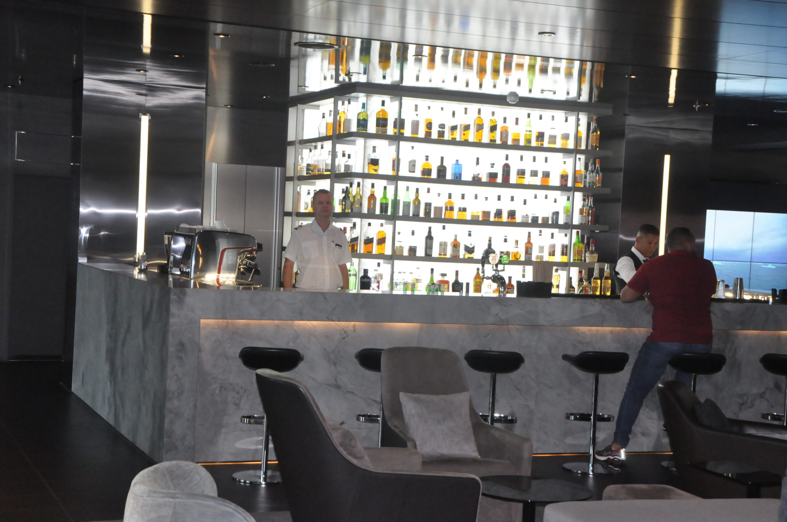 Bares e lounges por todo o iate Bares e lounges por todo o iate