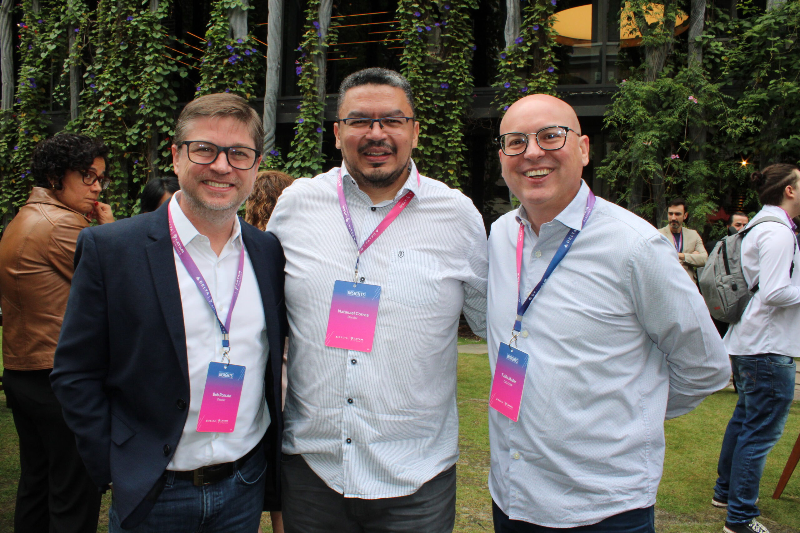 Bob Rossato e Natanael Correa, da Decolar, com Fabio Mader, da CVC Bob Rossato e Natanael Correa, da Decolar, com Fabio Mader, da CVC