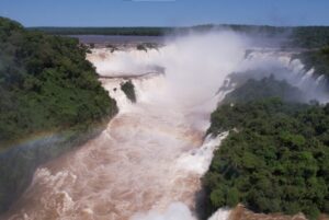 Acesso à Passarela das Cataratas volta a ser fechado momentaneamente por conta da vazão da água (Divulgação/Macuco Safari)