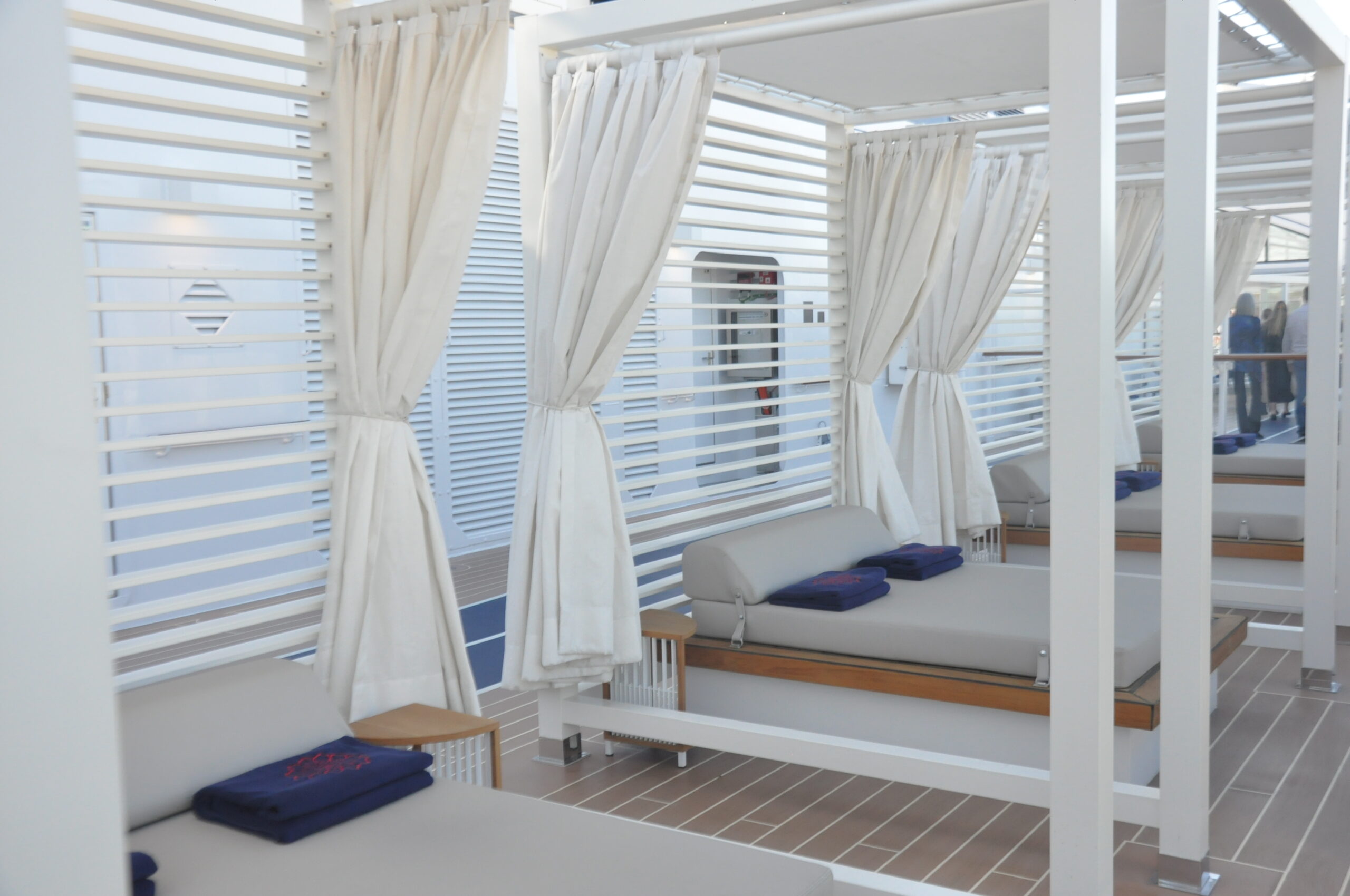 Cabanas na área extena do navio Cabanas na área extena do navio