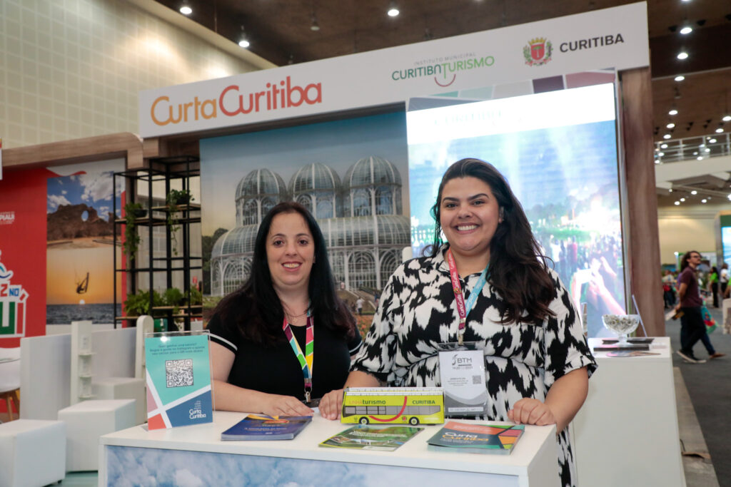 Celita Weigert, e Jessica Elisa, do Instituto Municipal de Turismo de Curitiba
