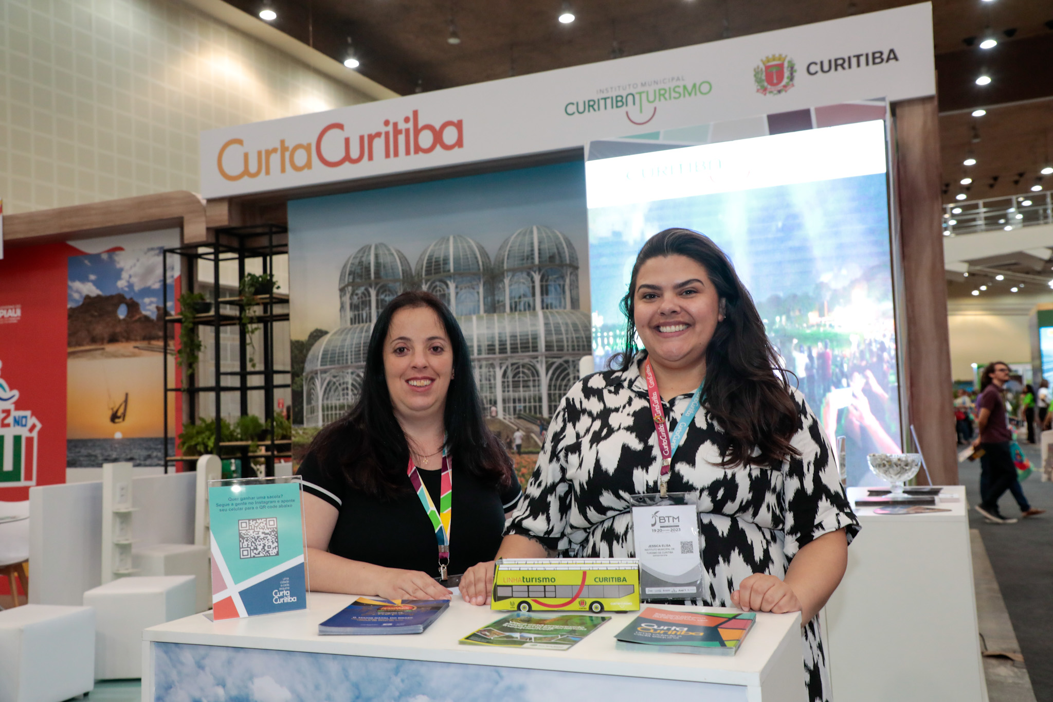 Celita Weigert, e Jessica Elisa, do Instituto Municipal de Turismo de Curitiba Celita Weigert, e Jessica Elisa, do Instituto Municipal de Turismo de Curitiba