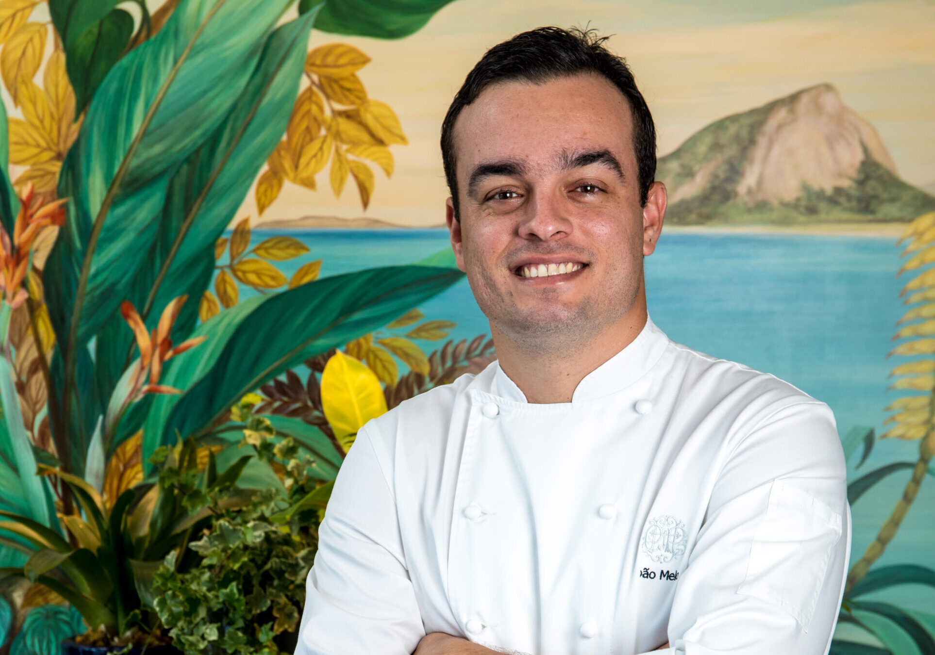 Chef Joao Melo Pergula 0073 Alta CredTomasRangel scaled e1696533970767 Copacabana Palace reformula cardápio do restaurante Pérgula e do Pool Bar