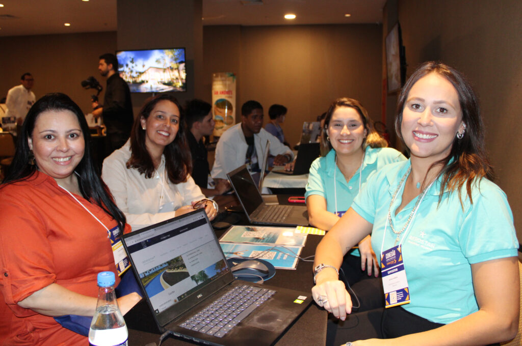 Claudia Bonadio e Liliana Barbosa, do Personnalite Viagens, com Beatriz Azambuja e Nathalia Barbosa, do Iberostar