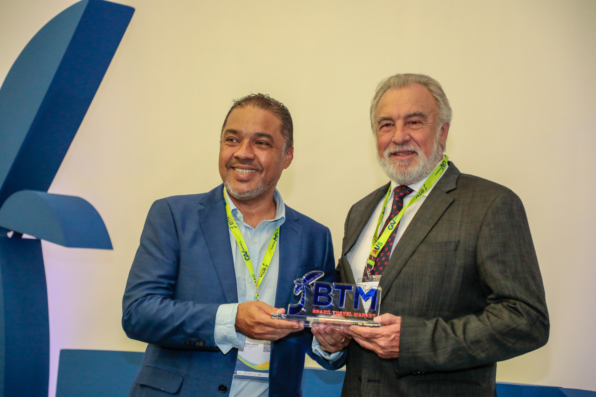 Claudio Jr., e Celso Guelfi, da GTA, homenageado pelo BTM Claudio Jr., e Celso Guelfi, da GTA, homenageado pelo BTM