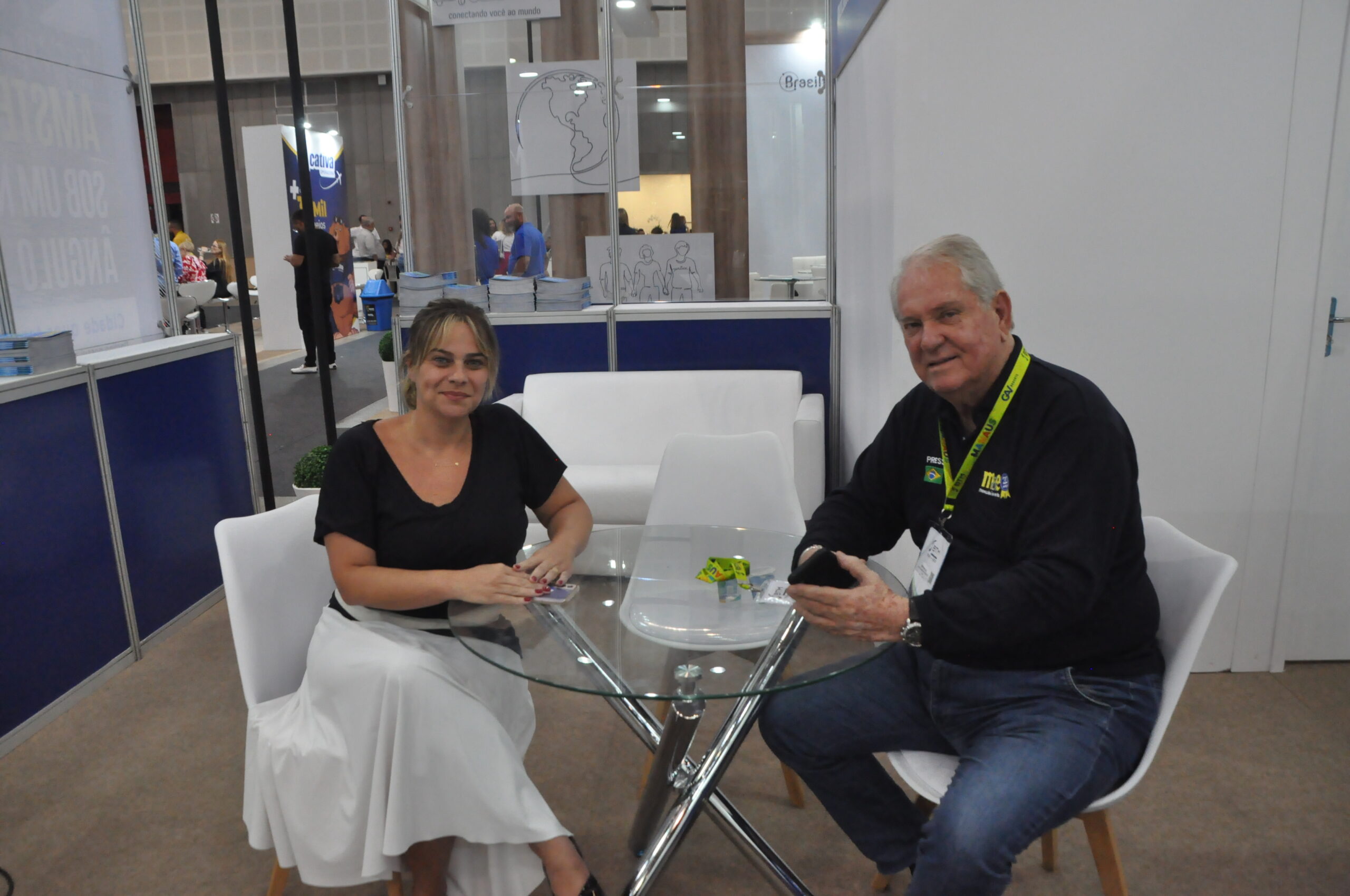 Bárbara Botega, da Secretaria de Comunicação de Minas Gerais com Roy Taylor, presidente do M&E Bárbara Botega, da Secretaria de Comunicação de Minas Gerais com Roy Taylor, presidente do M&E