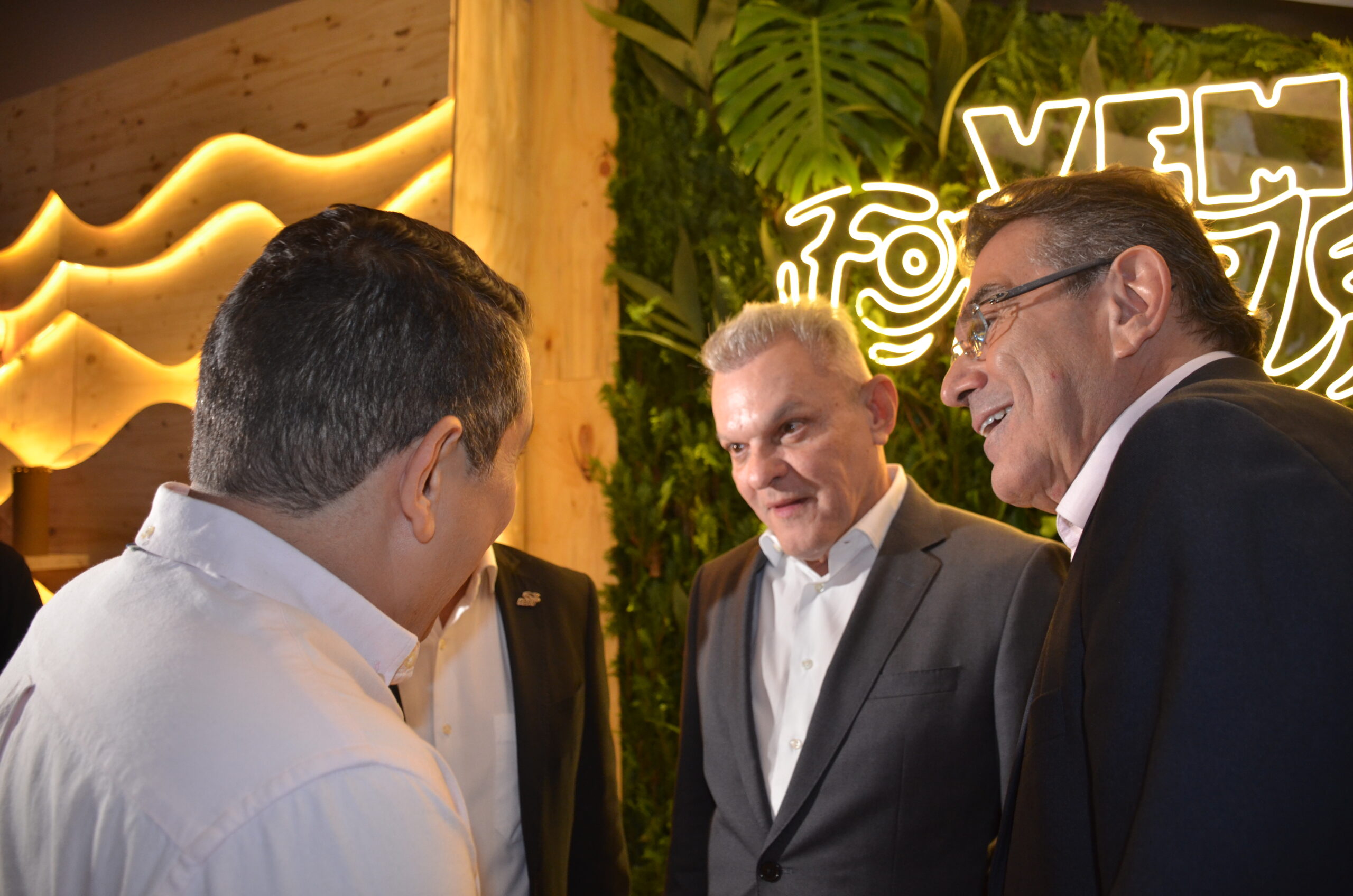 O presidente da Braztoa, Fabiano Camargo, com autoridades de Fortaleza O presidente da Braztoa, Fabiano Camargo, com autoridades de Fortaleza