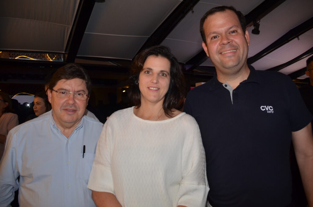 Sergio Souza, diretor Comercial do Casa Grande Hotel, na Biselli Aidar, presidente executiva da Resorts Brasil e Rodrigo Galvão, diretor de produtos nacionais da CVC Corp