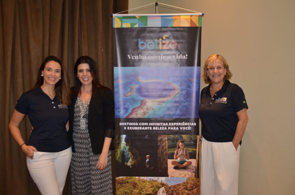 Zilandia Reis, representante de Belize no Brasil entre Cristiane Cortizo e Karina Nascimento, da Copa Airlines Zilandia Reis, representante de Belize no Brasil entre Cristiane Cortizo e Karina Nascimento, da Copa Airlines