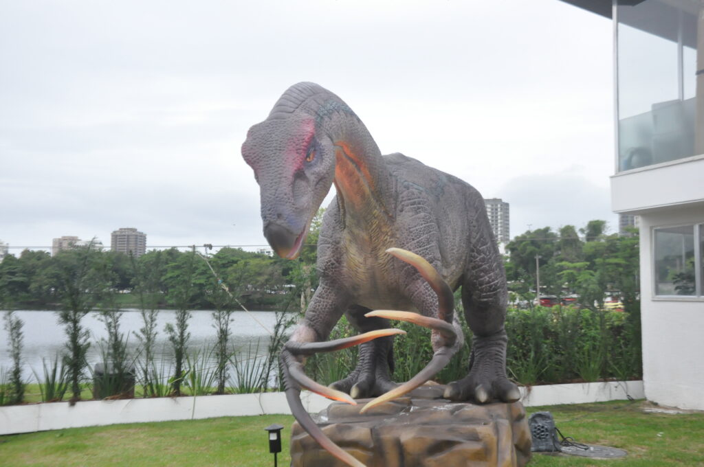 Dinossauro faz parte das atrações