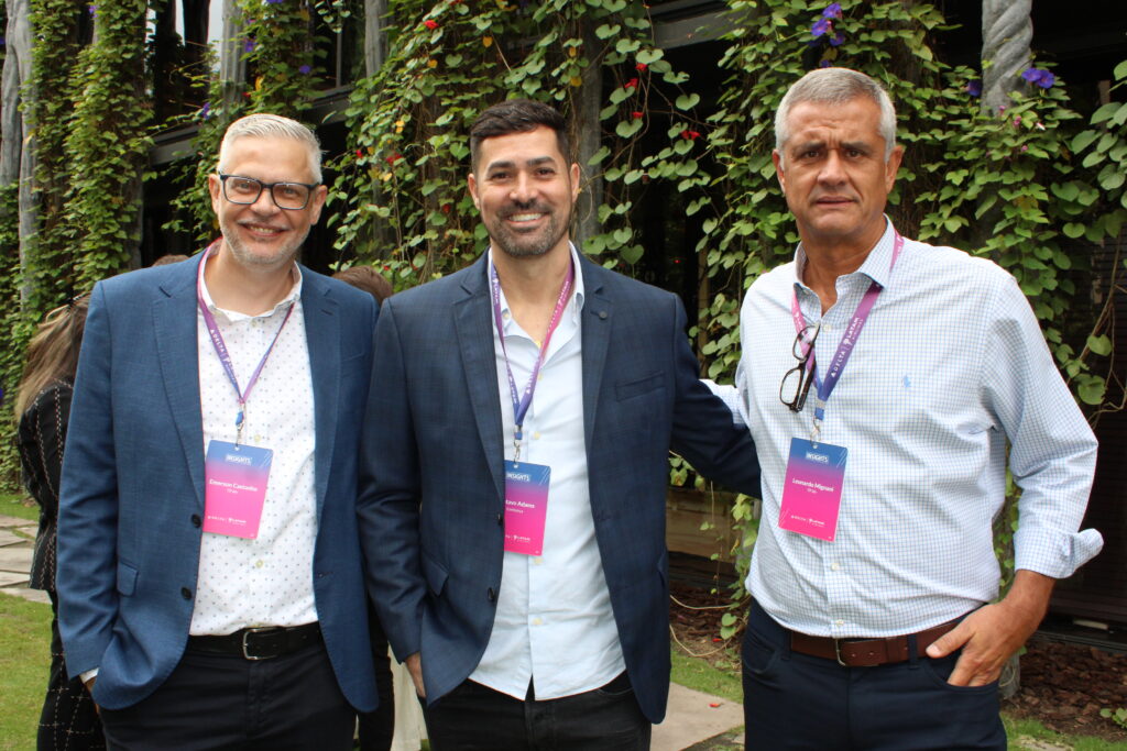 Emerson Castanho e Leonardo Mignani, da TP Air, com Gustavo Adams, da Confiança