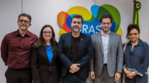 Equipe da Embratur apresenta ao presidente da Agência Nacional do Cinema (Ancine), Alex Braga, projeto que visa fortalecer o setor do audiovisual (Renato Vaz/Embratur)