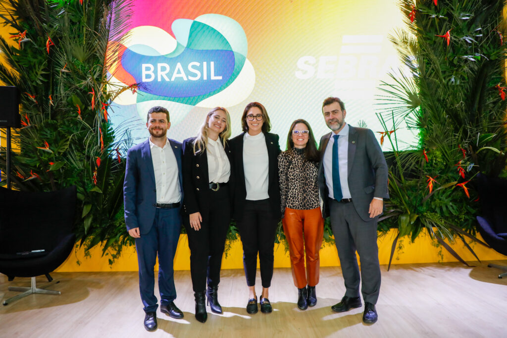 Carol Stolf, coordenadora de Mercados Internacionais, Marjorie Mynssen, coordenadora de Eventos Internacionais, Philipe karat, coordenador de Transportes Modais, Jaqueline Gil m, diretora de Marketing, Inovação e Sustentabilidade, Marcelo Freixo, presidente Embratur