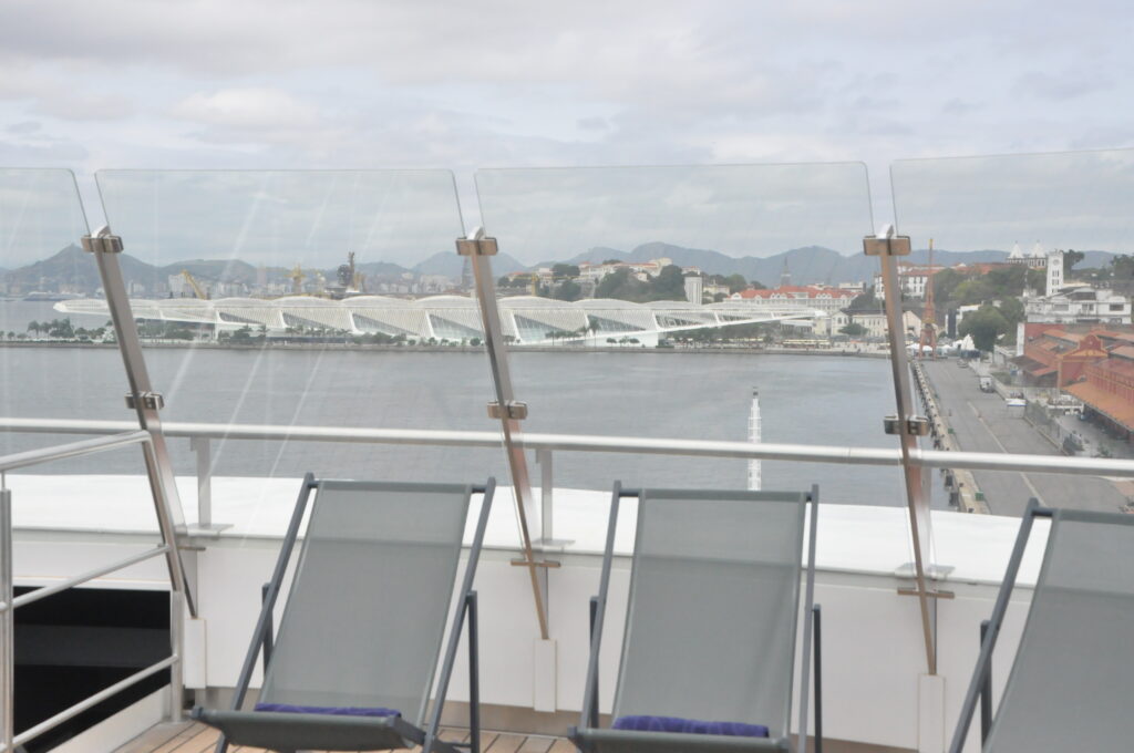 Espaço para tomar sol e apreciar a vista do alto da embarcação Espaço para tomar sol e apreciar a vista do alto da embarcação
