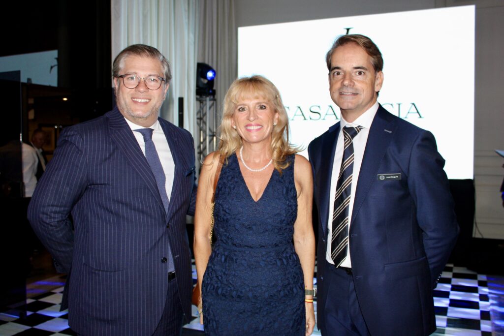 Felipe Bonifatti, da Lufthansa, com sua esposa Beatriz Bonifatti, e Juan Segura, da Único Hotels