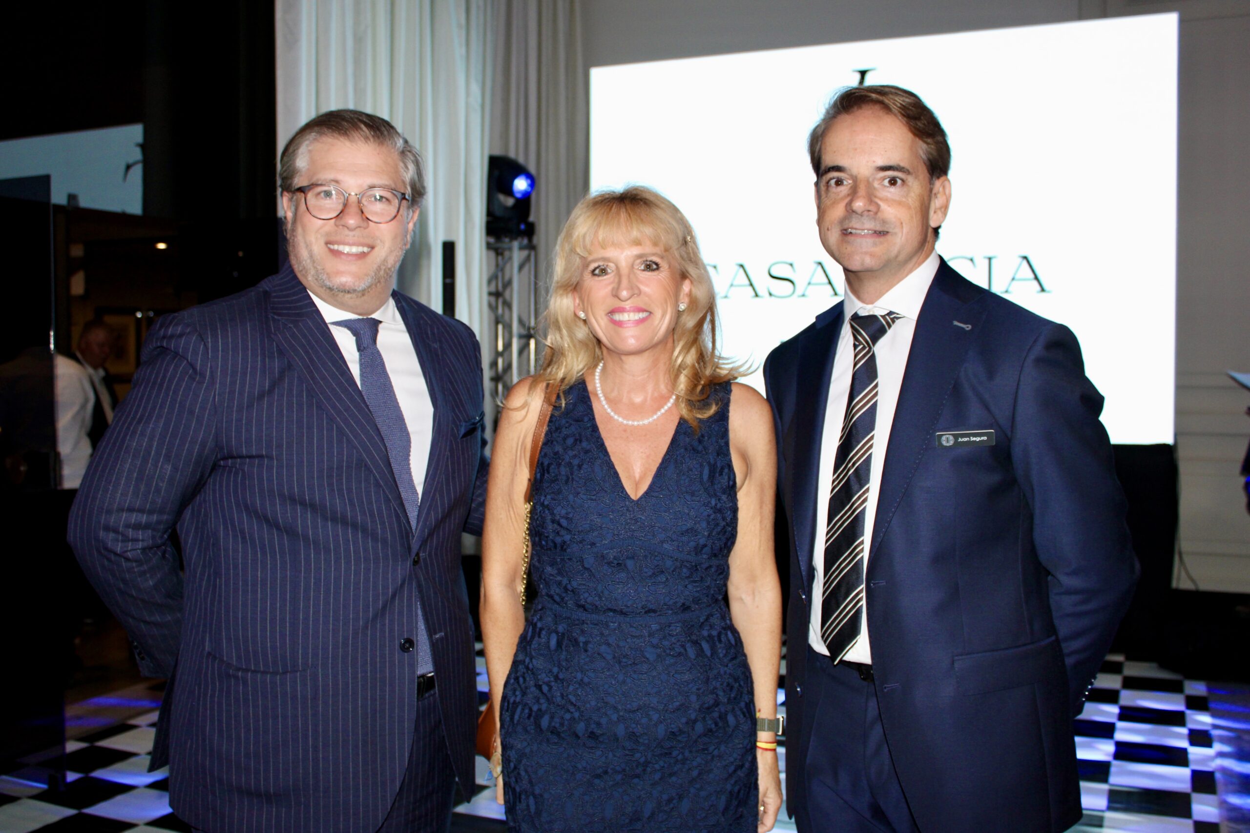 Felipe Bonifatti, da Lufthansa, com sua esposa Beatriz Bonifatti, e Juan Segura, da Único Hotels Felipe Bonifatti, da Lufthansa, com sua esposa Beatriz Bonifatti, e Juan Segura, da Único Hotels
