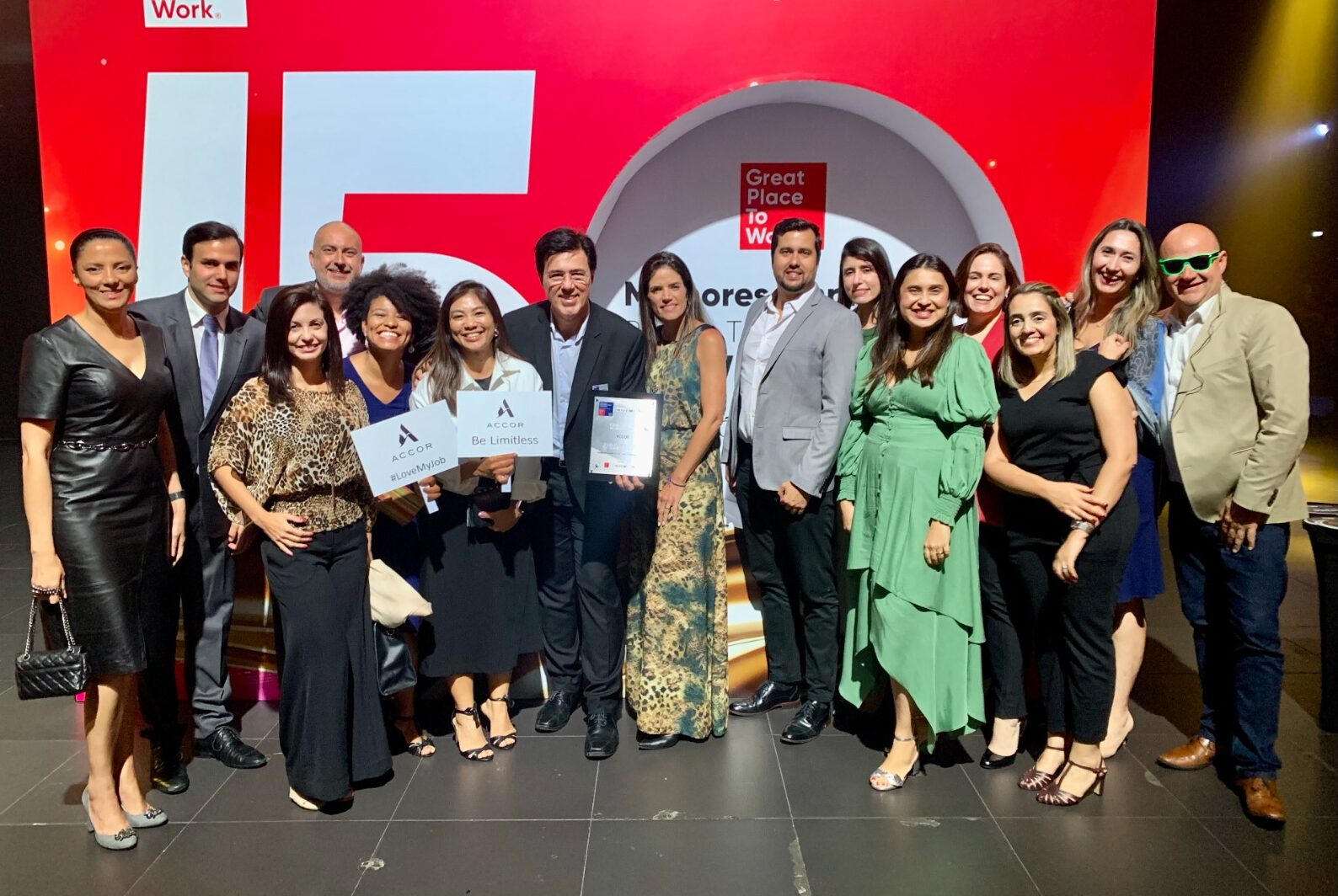 Accor figura entre as 15 melhores empresas para trabalhar no ranking da GPTW Brasil 1 Fernando Viriato SVP Talent Culture Accor Americas e time Accor na premiacao Great Place to Work e1698161057530 Accor figura entre as 15 melhores empresas para trabalhar no ranking da GPTW Brasil