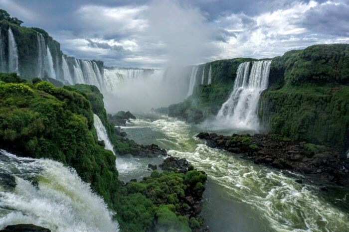 Parque Nacional do Iguaçu recebe mais de 12 mil pessoas durante o Natal 1 De janeiro a setembro de 2023, o parque recebeu 571.273 visitantes estrangeiros, de 143 países