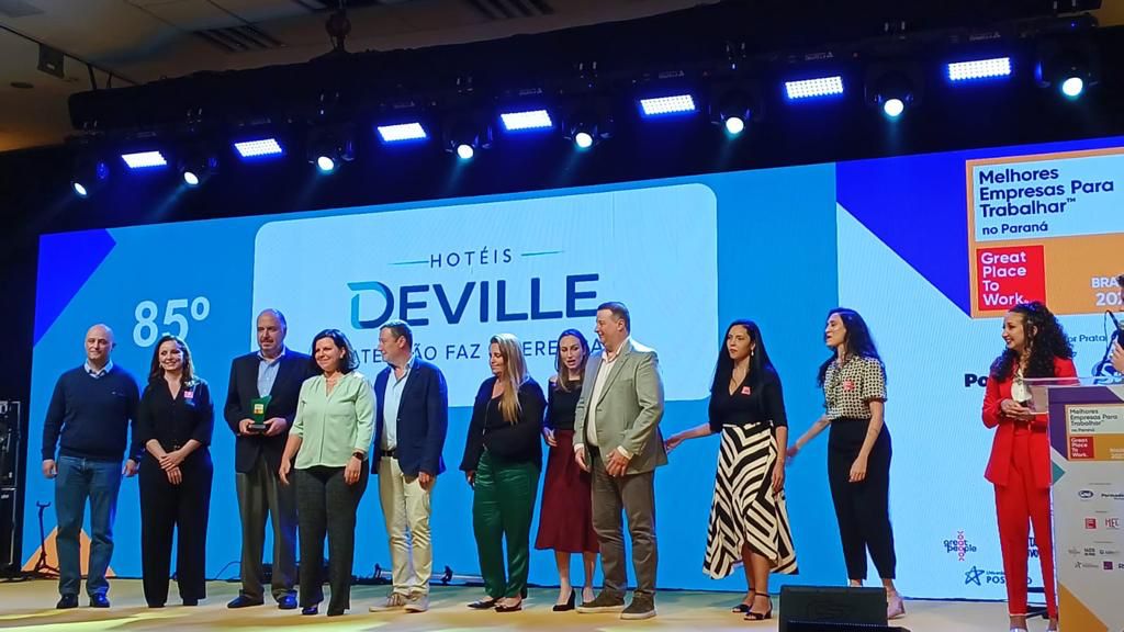 Deville fica entre as melhores empresas para trabalhar no Paraná segundo o Great Place To Work 1 Representantes do Deville na premiação (Divulgação)