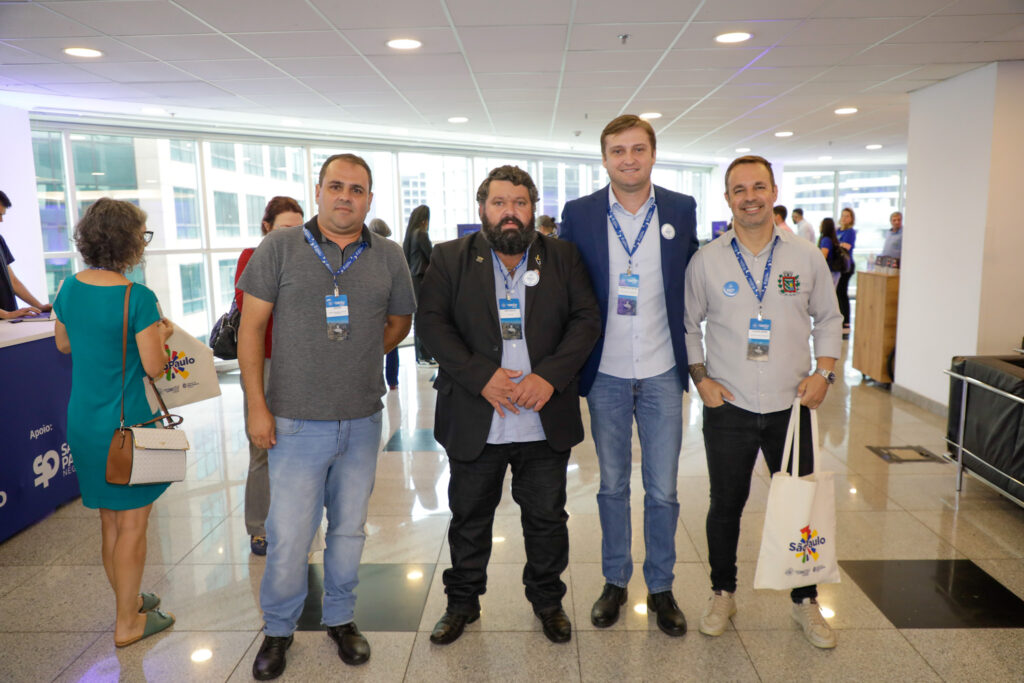 Gedson Fernando, e José Basílio, prefeito Santa Clara do Oeste, e Rubens Jose Belão, prefeito de Três Fronteiras, e Evandro Marin, secretário de Turismo de Três Fronteiras