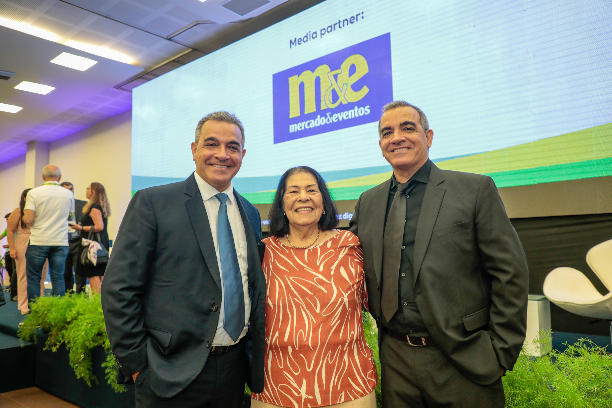 Genilda Gaudino de Araújo acompanhada dos filhos Breno e Bruno Mesquita Genilda Gaudino de Araújo acompanhada dos filhos Breno e Bruno Mesquita