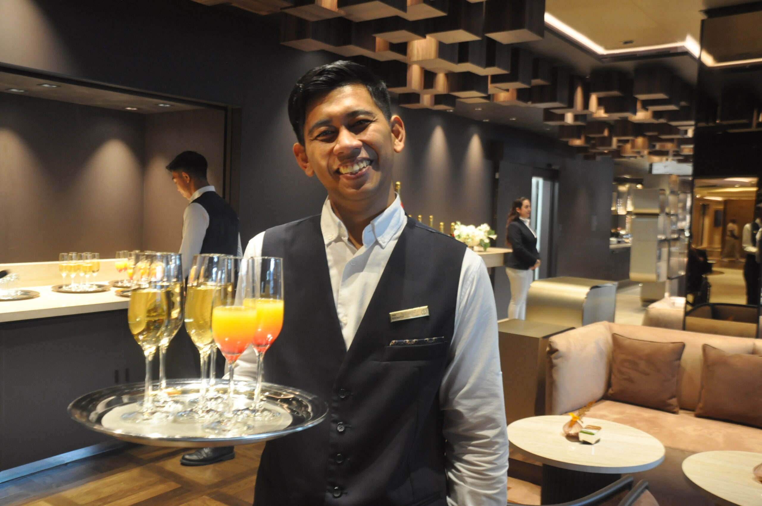 Hóspedes são recepcionados com drinks e champanhe Hóspedes são recepcionados com drinks e champanhe