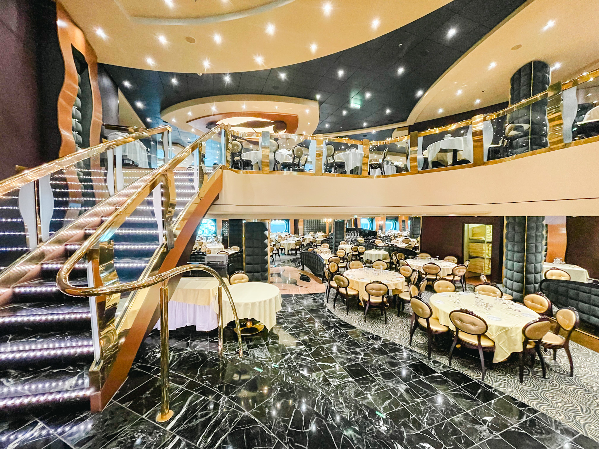 O restaurante The Golden Lobster possui dois andares e é um dos principais O restaurante The Golden Lobster possui dois andares e é um dos principais