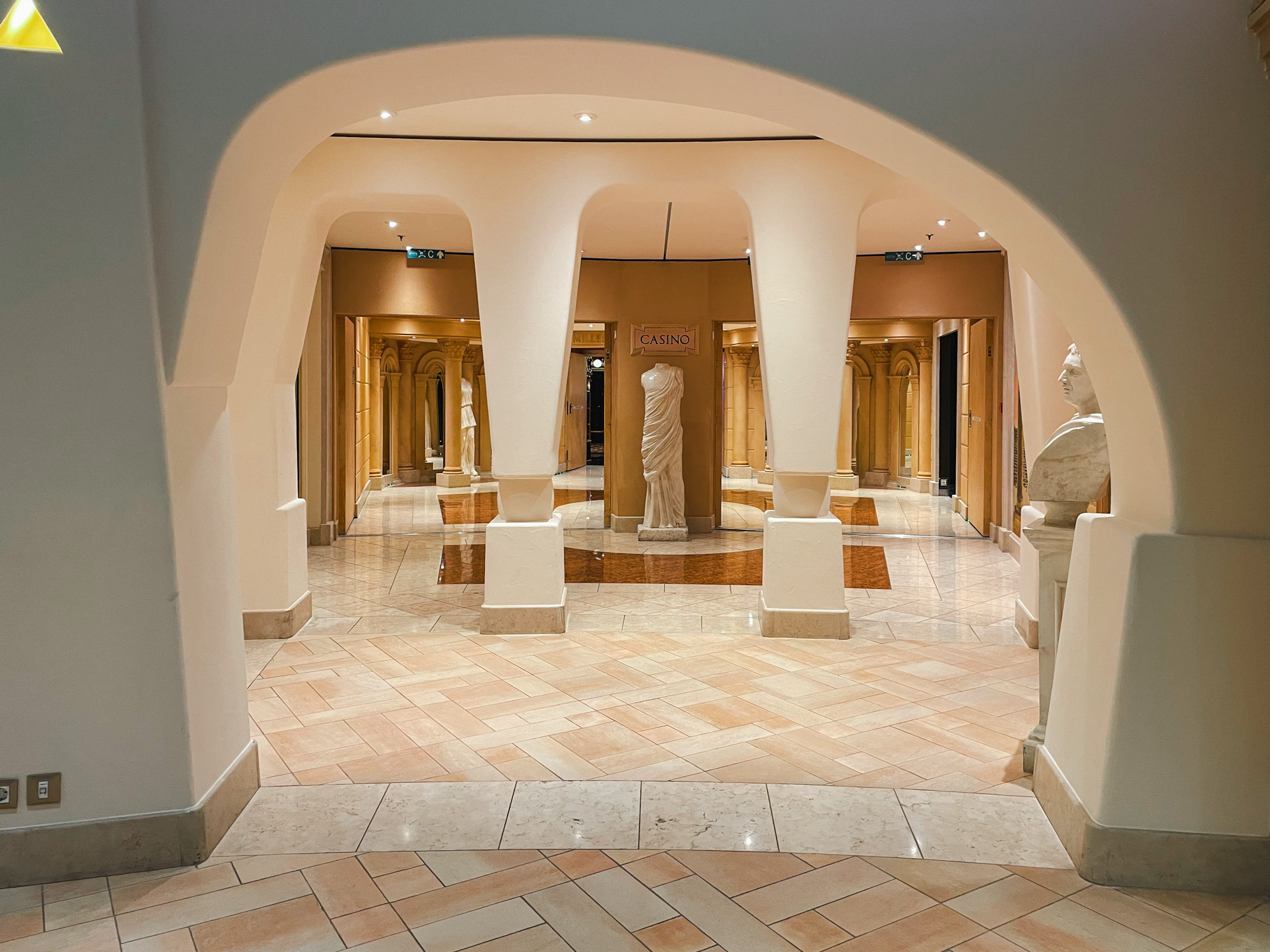 Os espaços de conectividade entre as áreas públicas também possuem decoração, inclusive com obras de arte Os espaços de conectividade entre as áreas públicas também possuem decoração, inclusive com obras de arte