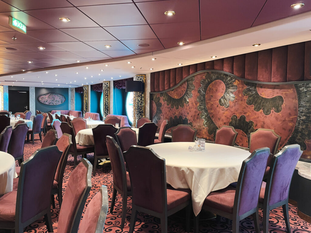 Restaurante L'Arabesque, um dos principais do navio
