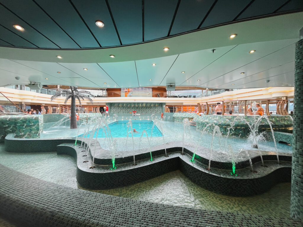 A piscina La Playa Preciosa é adornada com diversos jatos de água