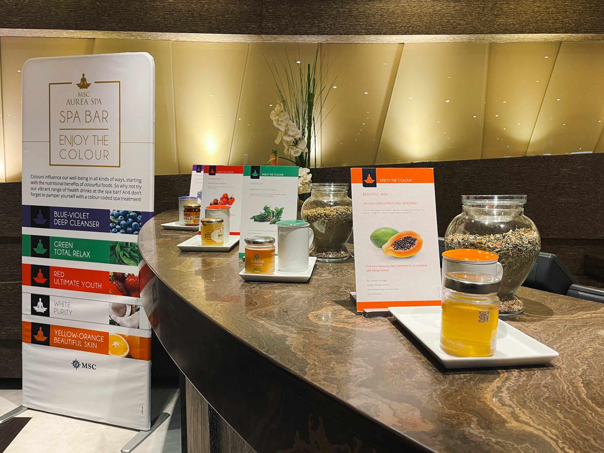 Opções de sucos naturais, águas saboreadas e chás estão disponíveis no SPA da MSC Opções de sucos naturais, águas saboreadas e chás estão disponíveis no SPA da MSC