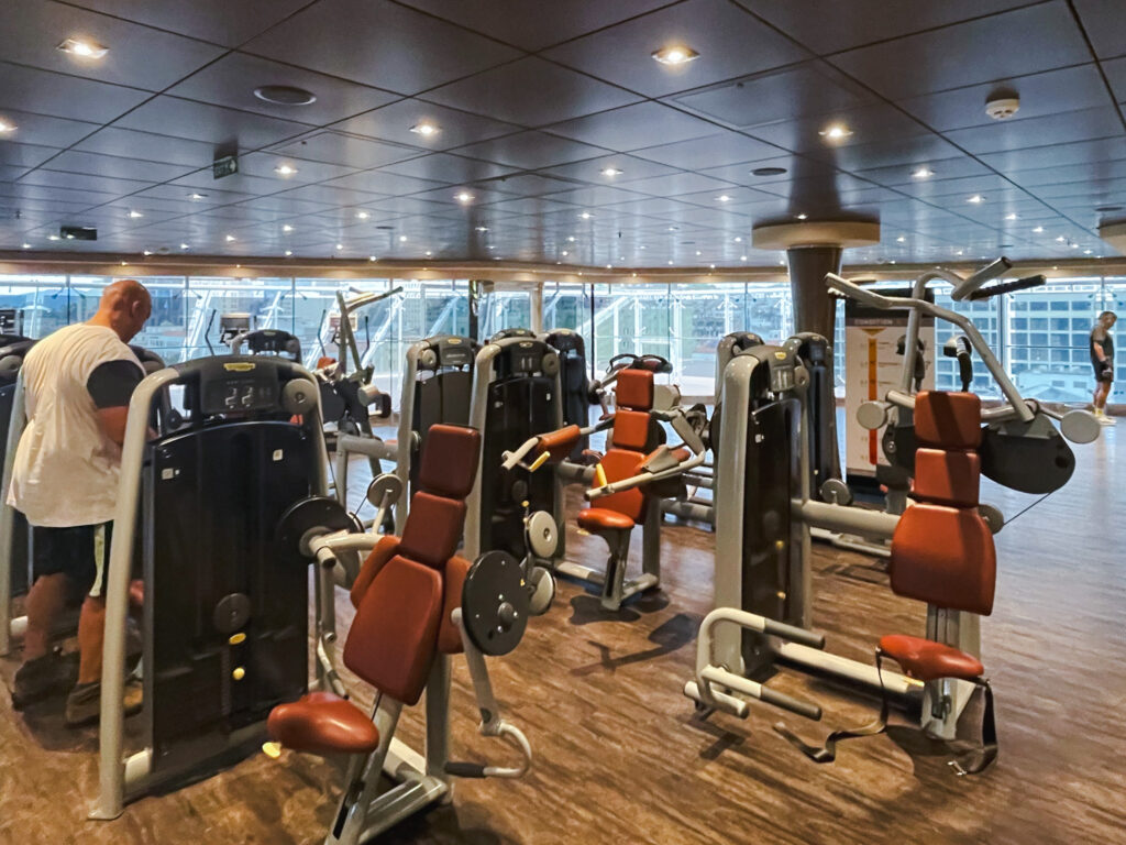 Academia do navio, equipada com aparelhos da Technogym