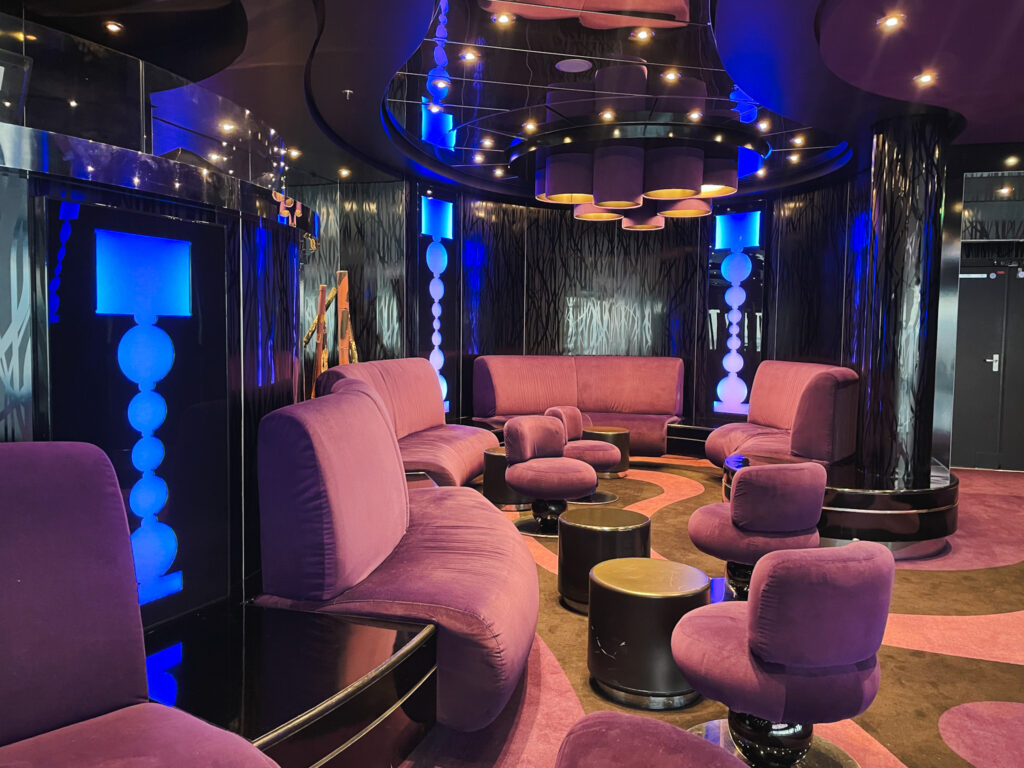 O Galaxy Lounge é uma área de show, bar e festas