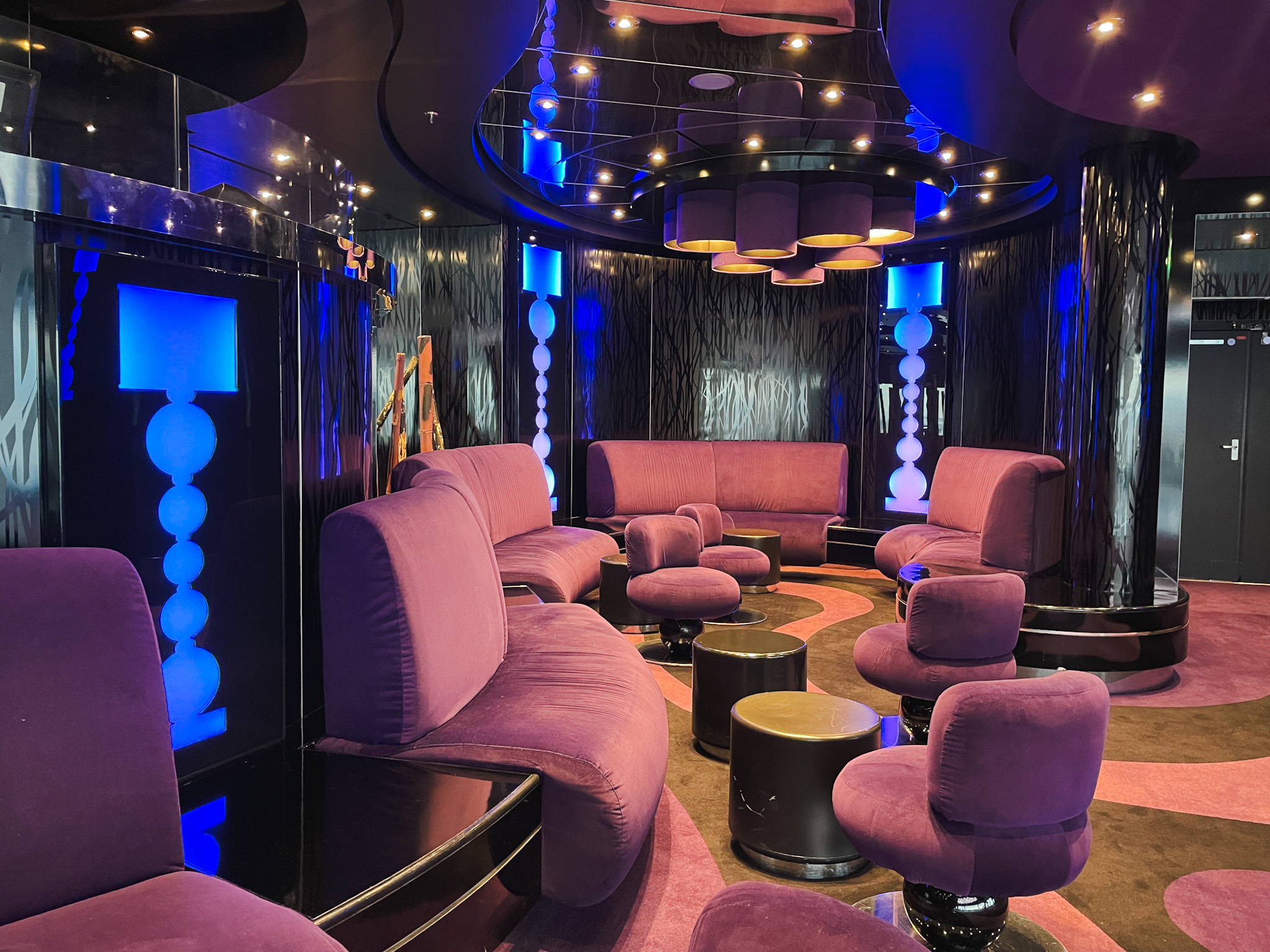 O Galaxy Lounge é uma área de show, bar e festas O Galaxy Lounge é uma área de show, bar e festas