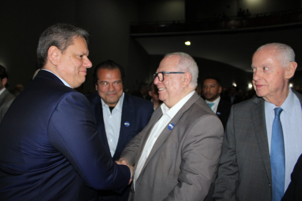 Tarcisio de Freitas, governador de SP, cumprimenta Aristides Cury, presidente da ADVB Tarcisio de Freitas, governador de SP, cumprimenta Aristides Cury, presidente da ADVB