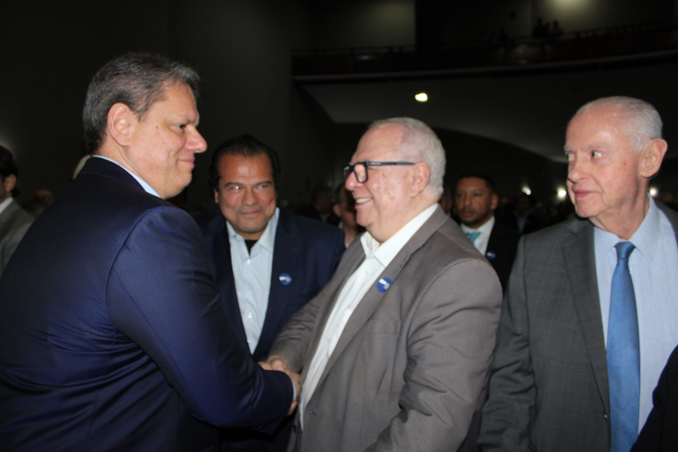 Tarcisio de Freitas, governador de SP, cumprimenta Aristides Cury, presidente da ADVB Tarcisio de Freitas, governador de SP, cumprimenta Aristides Cury, presidente da ADVB