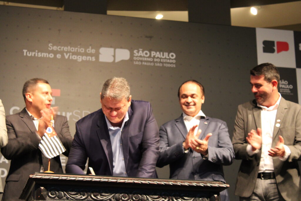 Tarcisio de Freitas assina criação do CrediturSP Tarcisio de Freitas assina criação do CrediturSP