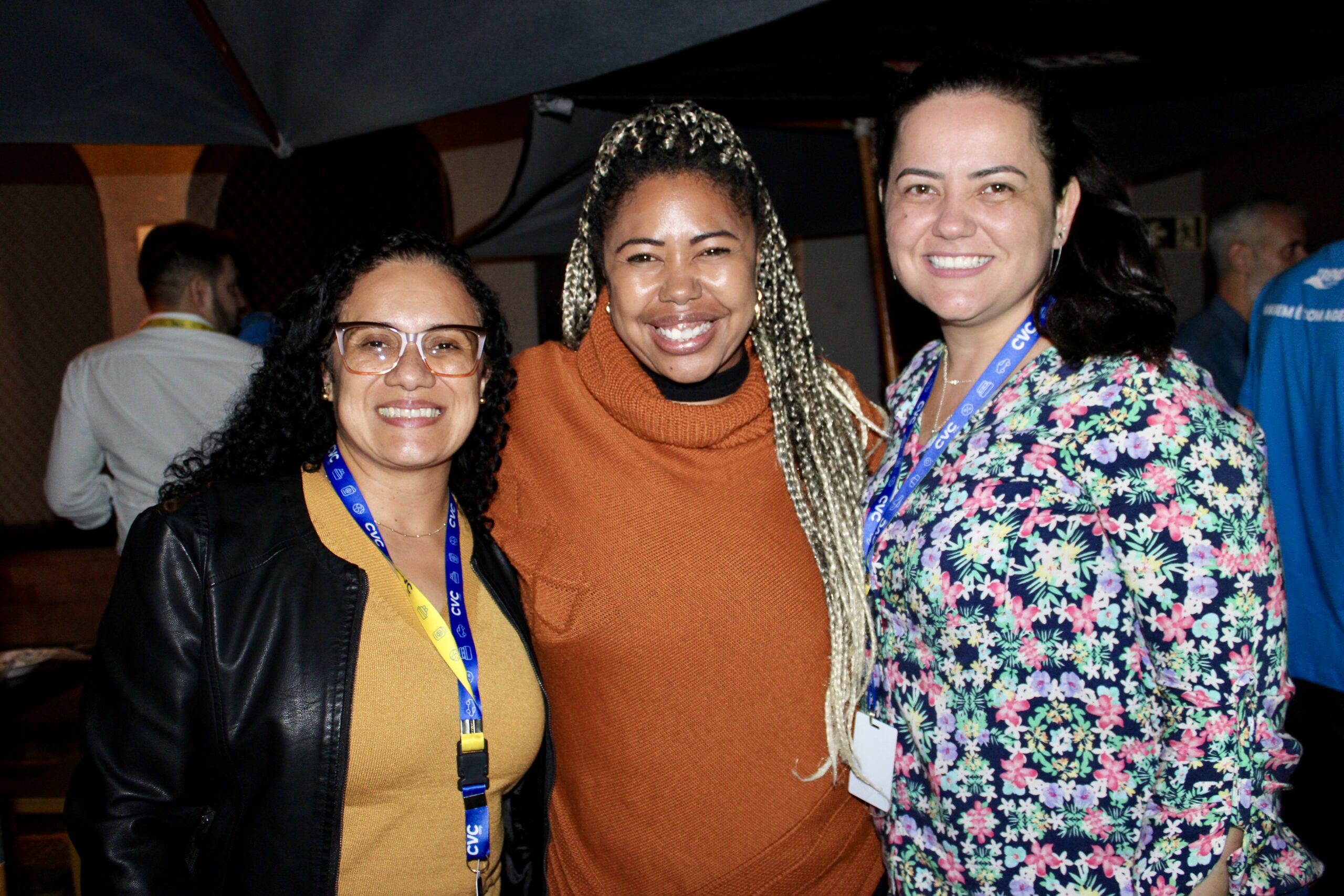 Ana Ramos, da Copastur, entre Andrea Pereira e Amanda Pires, da Visual Ana Ramos, da Copastur, entre Andrea Pereira e Amanda Pires, da Visual