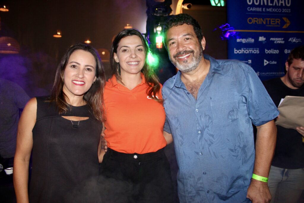 Ianca Agostinho, da Gol, com Kelly Valim e Jorge Souza, da Orinter