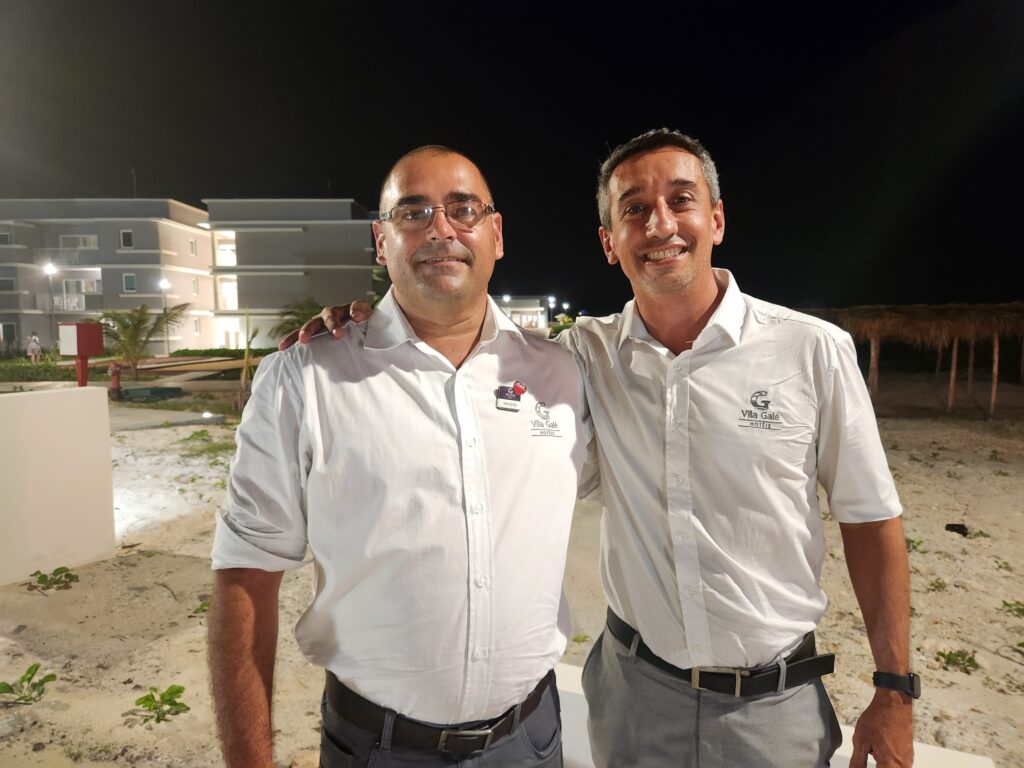 Ignacio Cordero Regueira, diretor adjunto, e Alexandre Magno, gerente geral do Vila Galé Cayo Paredón