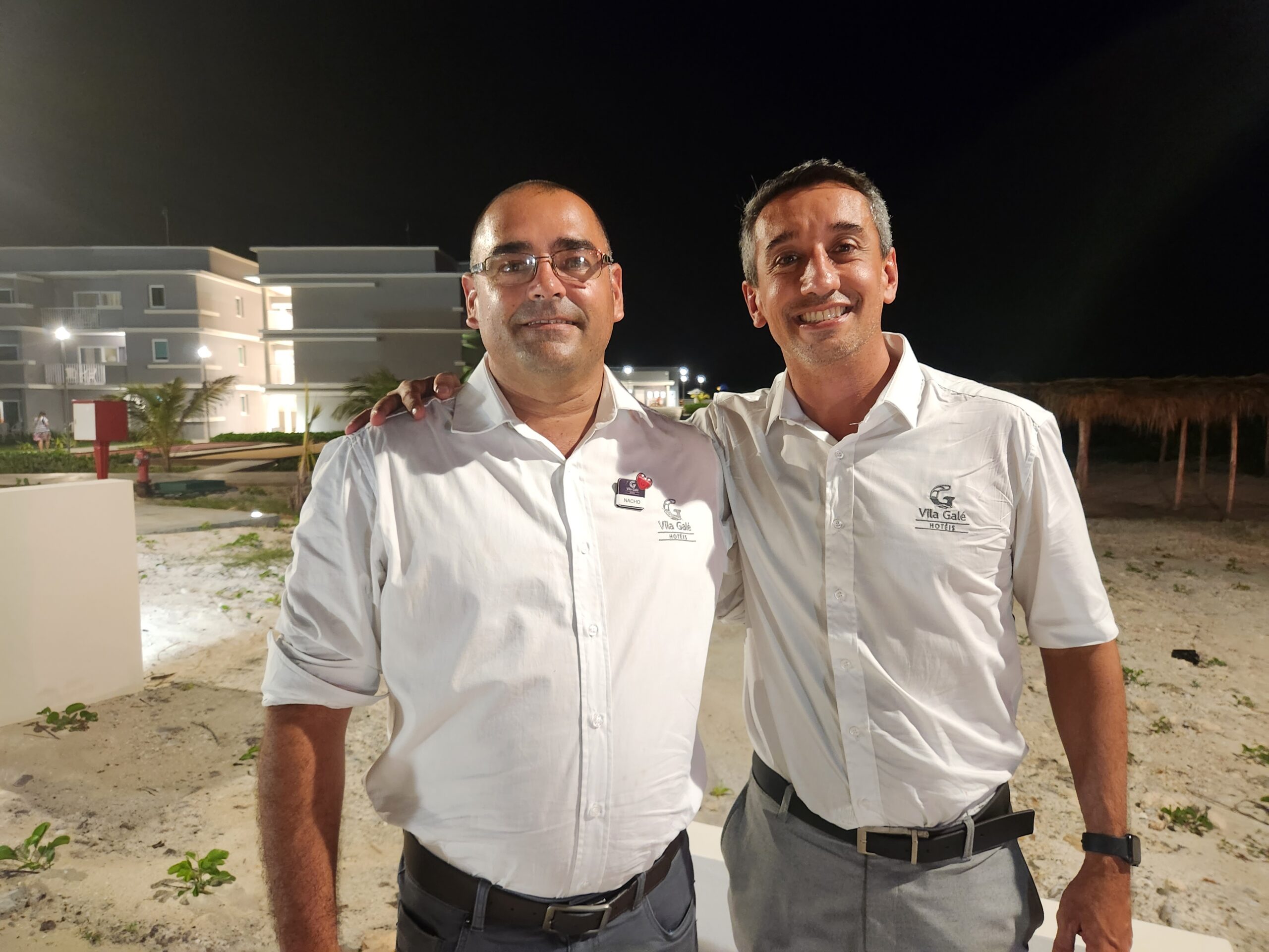 Ignacio Cordero Regueira, diretor adjunto, e Alexandre Magno, gerente geral do Vila Galé Cayo Paredón