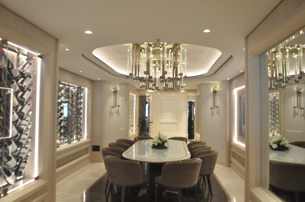 Interior do restaurante Med Yacht Club