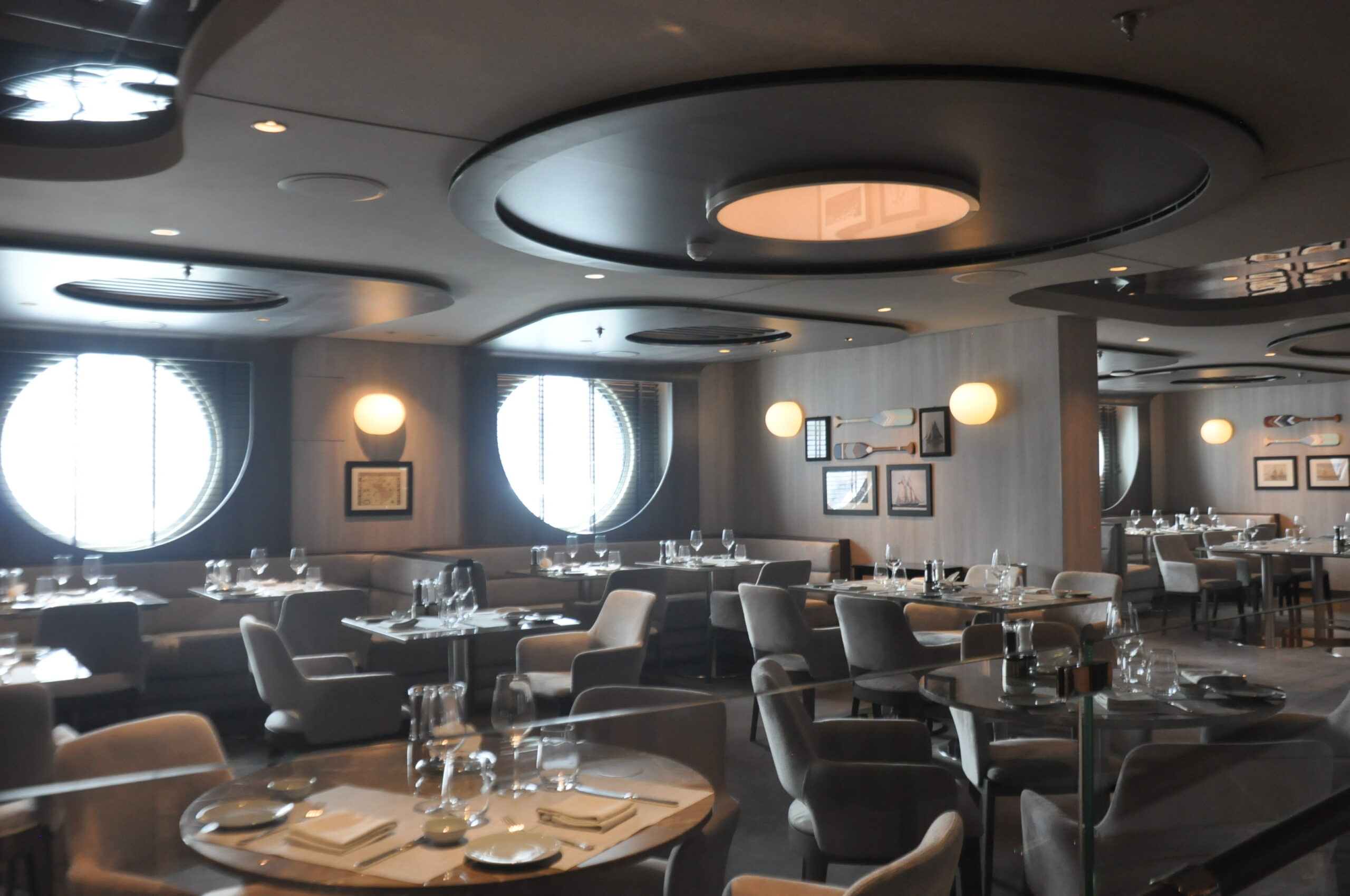Interior do restaurante Med Yacht Club (2) Interior do restaurante Med Yacht Club (2)